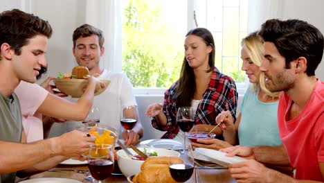 Amigos-felizes-saludable-almuerzo-con-vino