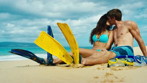 Feliz-pareja-snorkeling-en-la-playa