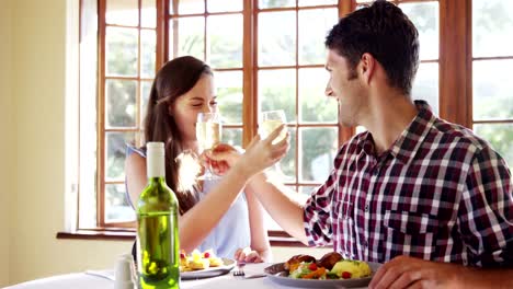 Pareja-brindis-champagne