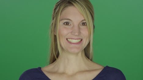 Schöne-Frau,-groß,-lächelnd-auf-einem-green-Screen-Studio-Hintergrund