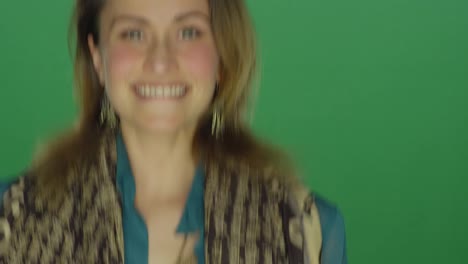 Schöne-Frau,-Lächeln-und-Lachen-auf-einem-green-Screen-Studio-Hintergrund