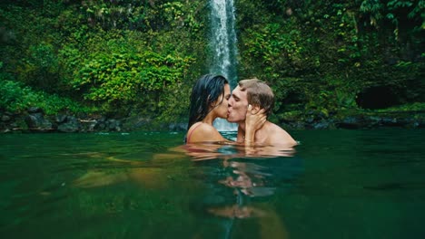 Pareja-beso-bajo-la-cascada