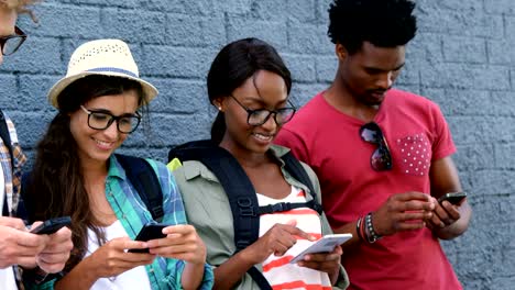 Young-hipsters-are-using-their-smartphone