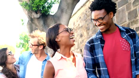 Junge-Hipster-sind-Fuß-auf-der-Straße-und-lachen