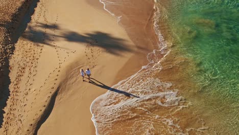 Pareja-de-jubilados-feliz-caminando-por-la-playa