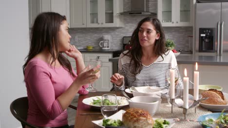 Pareja-de-lesbianas-con-una-cena-romántica-en-su-cocina,-tiro-de-R3D