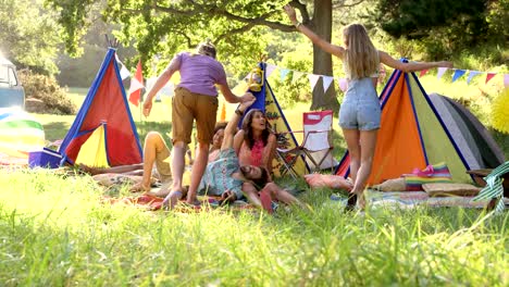 Hipster-paar-sitzen-mit-ihren-Freunden