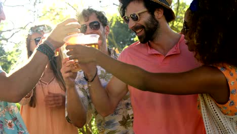 Freundeskreis-Hipster-Toasten-mit-Glas-Bier