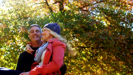 esposa-de-hombre-girando-alrededor-al-aire-libre