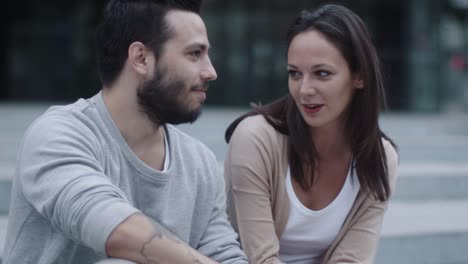 Joven-feliz-sonriente-hombre-y-mujer-están-comunicando-al-aire-libre.-Tiro-de-cámara-lenta.