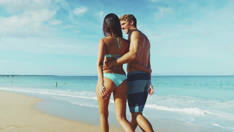 Pareja-romántica-en-la-playa