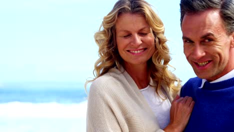 Romántica-pareja-abrazándose-en-la-playa