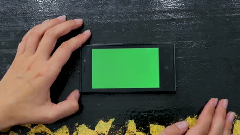 Mujer-con-smartphone-con-pantalla-verde