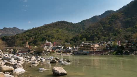 Lapso-de-tiempo-en-Rishikesh,-ciudad-santa-y-destino-de-viaje-en-la-India