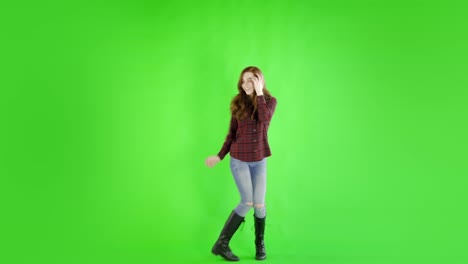 Kaukasische-Frau-Studio-Greenscreen-isoliert-sexy-20er-Jahre-4-k-lässige-Röhrenjeans