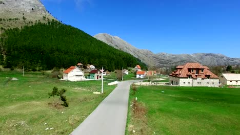 La-casa-y-el-pueblo-en-las-montañas.-La-aldea-Njegusi