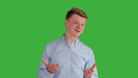 Kaukasischen-Jüngling-vor-Greenscreen-Hintergrund-stehend.-Männliche-Person-isoliert-auf-Chroma-Key.-Casual-Business-professionelle-Portrait