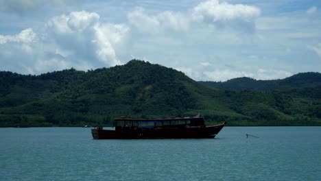 Großen-handgefertigt-thai-Holzboot-steht-am-Meer.