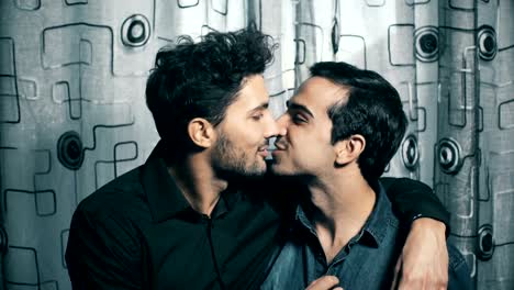 Sonriente-pareja-gay-intercambios-un-beso-en-la-boca