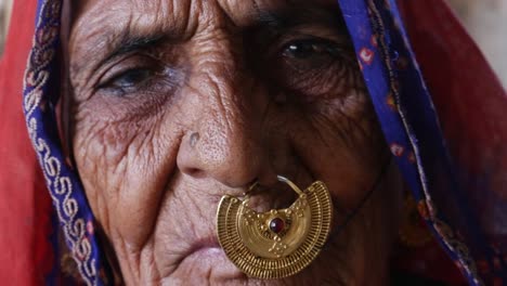 Rajasthani-Frau-in-einem-kleinen-Dorf-in-Indien