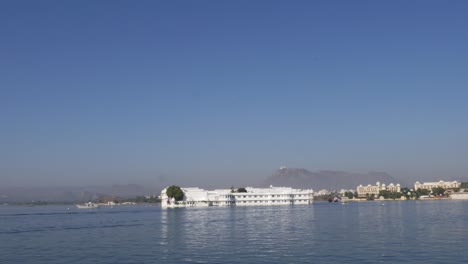 Taj-Lake-Palace-am-Pichola-See-in-Udaipur,-Rajasthan,-Indien