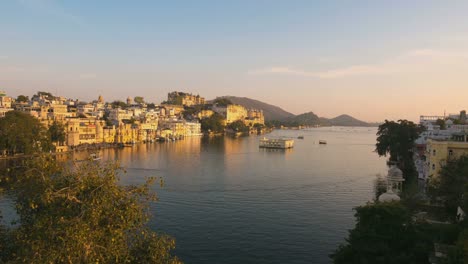 Zeitraffer-Udaipur,-Rajasthan,-Indien,-Stadtbild-bei-Sonnenuntergang