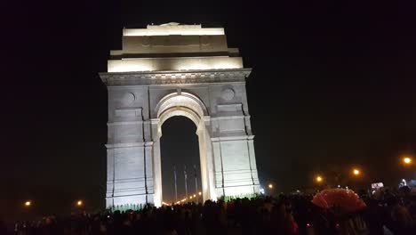 Visitantes-no-identificados-en-la-puerta-de-la-India