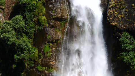 Wasserfall-im-Himalaya-Nepal-zwischen-Luftbild-von-Drohne