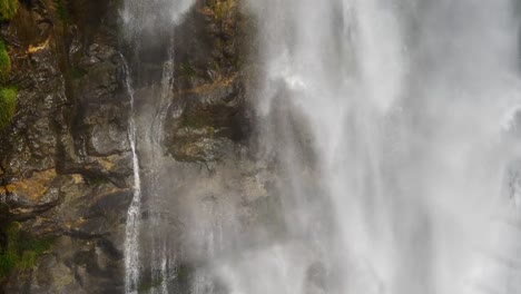 Wasserfall-im-Himalaya-Nepal-zwischen-Luftbild-von-Drohne