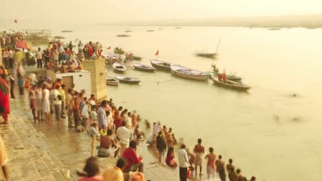 Zeit-Ablauf-indische-Pilger-Ruderboot-im-Sonnenaufgang.-Fluss-Ganges-in-Varanasi,-Indien.