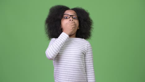 Junge-süße-Afrikanische-Mädchen-mit-Afro-Haar-schockiert