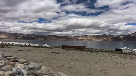 Correr-las-nubes-de-lago-Pangong,-India.