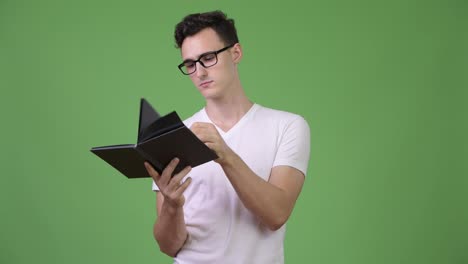 Hombre-joven-guapo-nerd-leyendo-libro