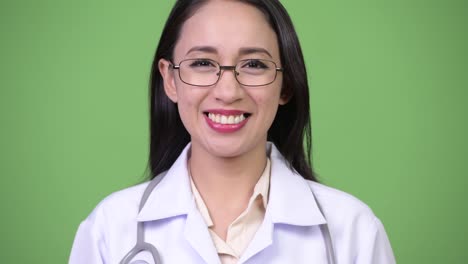 Médico-joven-asiática-hermosa-sonriendo