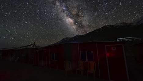 4k,-timelapse,-la-manera-lechosa-Galaxia-mover-montañas-en-el-lago-Pangong-en-Ladakh,-la-India-del-norte.