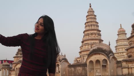 Frau-vor-Panorama-attraktive-kunstvolle-Tempel-Fort-Schlossanlage-von-einem-Aussichtspunkt-höheren-Niveau-Selfie-Aufnahme-auf-Handy-Kamera-touristischen-Hindu-religiösen-massive-Liebe-handheld-pov