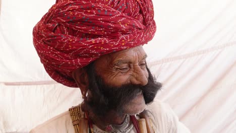 Mano-hombre-mayor-de-Rajasthani-en-una-conversación-móvil-del-teléfono-celular-inteligente