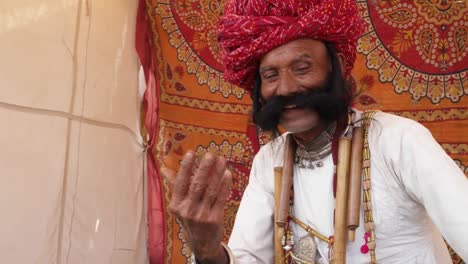 Lustiger-Mann-aus-Rajasthan-mit-großen-Schnurrbart-tanzen-mit-einem-Kind