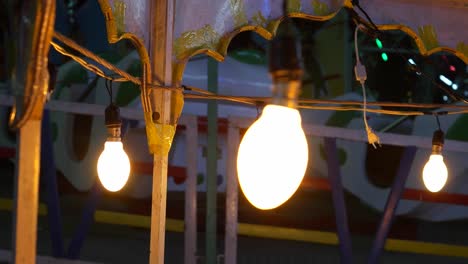 Karneval-mit-Riesenrad,-bunte-Lichter,-Auto-Karussell-bei-Nacht-Nahaufnahme