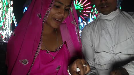 Pareja-India-en-vestido-tradicional-con-fuego-galleta-de-chispa-en-el-festival-de-Diwali-Mela-en-la-India