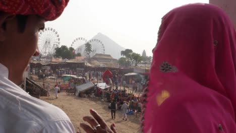 Atractiva-pareja-indio-jugando-y-bromeando-en-el-recinto-ferial-de-Feria-de-Pushkar,-Rajasthan,-India