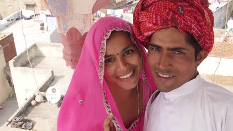 POV-Selfie-Stick-Kamera-nimmt-Fotos-und-Videos-von-indischen-Braut-und-Bräutigam-in-Indien