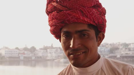 Retrato-de-un-guapo-hombre-de-Rajasthani-sentado-por-el-Santo-lago-de-Pushkar-en-la-India