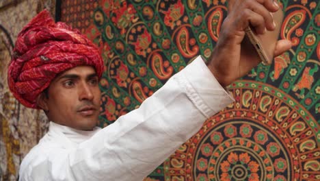 Schöner-Rajasthani-Mann-unter-Selfies-auf-einer-Handy-Kamera-in-Pushkar,-Indien