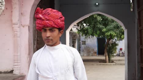 Schöner-Rajasthani-Mann-mit-rotem-Turban-in-einem-Tempel-in-Pushkar,-Indien