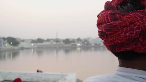 Retrato-de-un-guapo-hombre-de-Rajasthani-por-el-Santo-lago-de-Pushkar-en-la-India