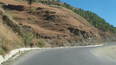 Conducción-lapso-hyper-POV-a-través-de-la-carretera-carreteras-del-Himalaya