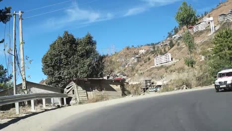 Conducción-lapso-hyper-POV-a-través-de-la-carretera-carreteras-del-Himalaya