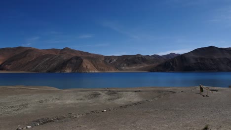 Pangong-Lake-or-Pangong-Tso,-Ladakh,-Jammu-and-Kashmir,-India.