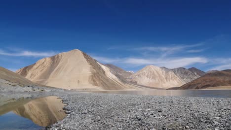 Pangong-Lake-or-Pangong-Tso,-Ladakh,-Jammu-and-Kashmir,-India.